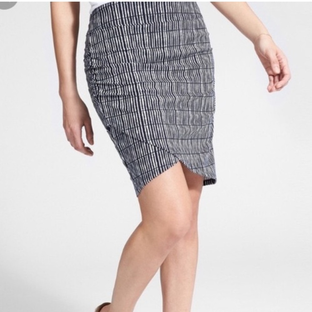 Athleta Blue & White Printed Kickback Faux Wrap Skirt Size M